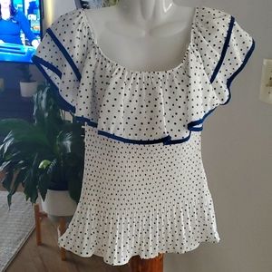 LIKE NEW Yoyo 5 beautiful summer blouse.